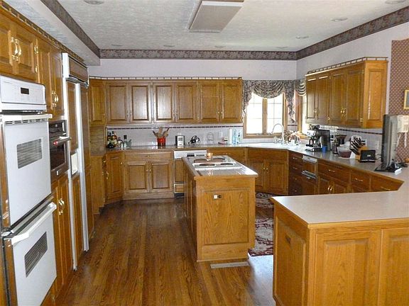 3rd image of 2812 Country Club Ln