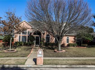 906 Lakeway Dr, Ennis, TX 75119