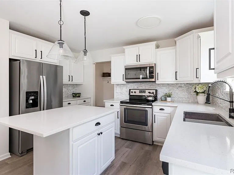425 Knollwood Dr — Photo 3