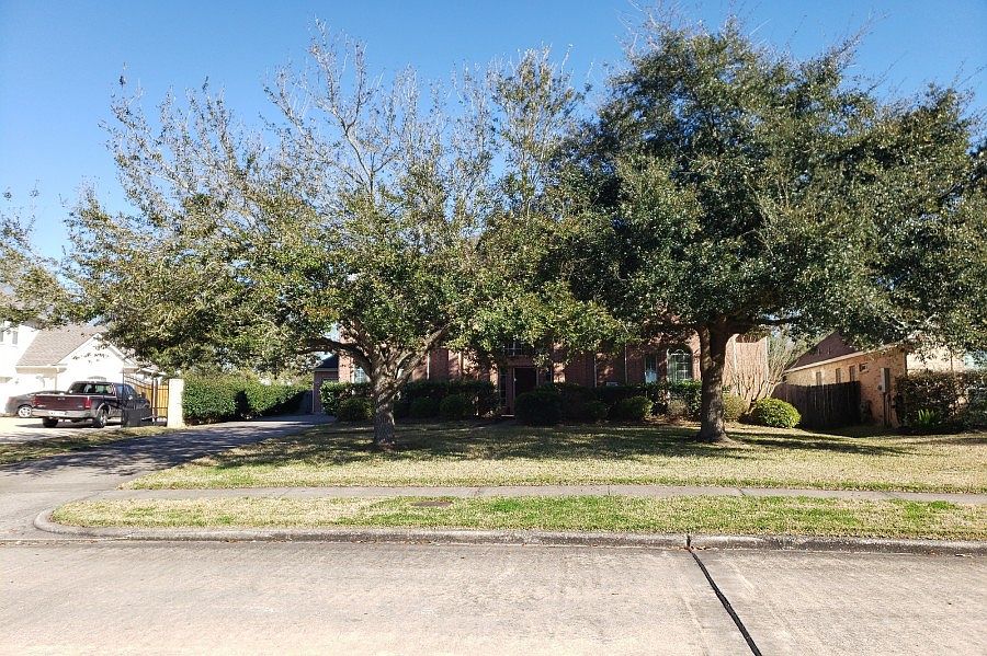 1st image of 3918 Breezeway Dr