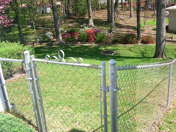 3rd image of 406 Lansbury Dr
