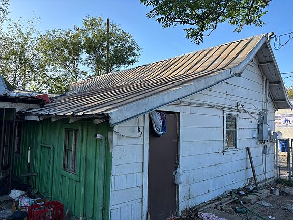 5th image of 415 Iturbide St