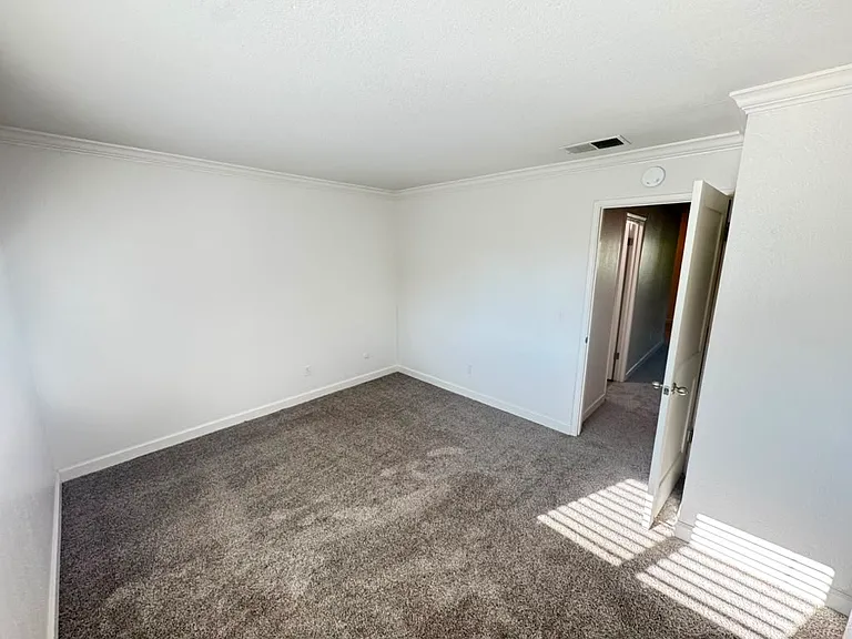 356 Robinson St #32 — Photo 9