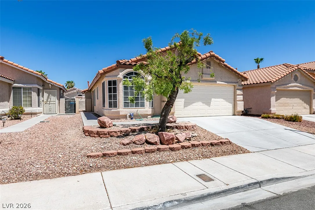 3 bed, 2.0 bath, 1500 sqft, $2,130 — Photo 2