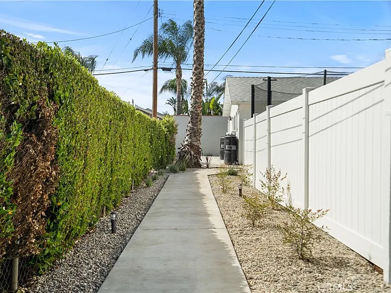 18924 Sylvan St — Photo 1