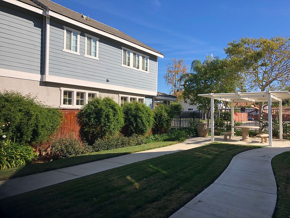 2nd image of 223 Vineyard Ct