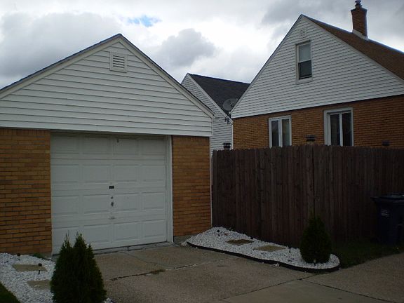 3rd image of 242 Willett St
