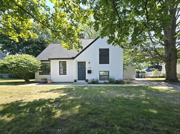 1214 Woodlawn Ave, Grand Haven, MI 49417