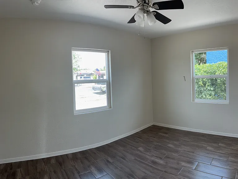 608 Barcelona Dr — Photo 10