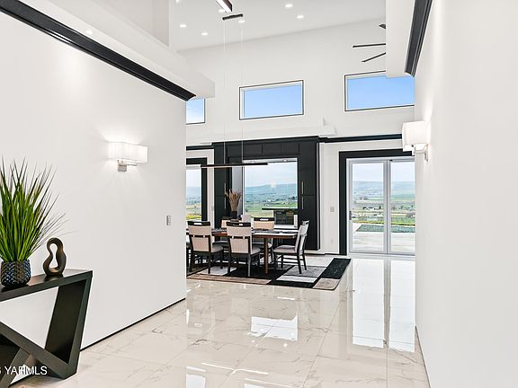 4232DesmaraisRdInteriors-2>