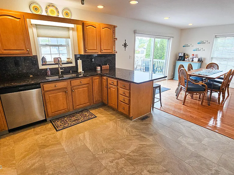 24 Dorothy Dr — Photo 12