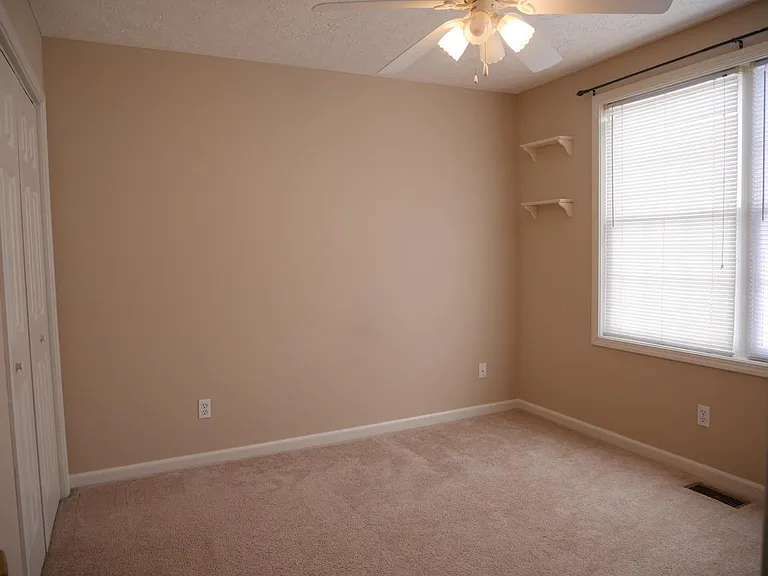 2617 E Oaklawn Ct — Photo 8