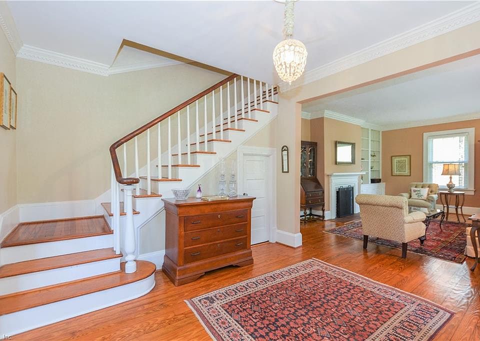 1st image of 1047 Cambridge Cres