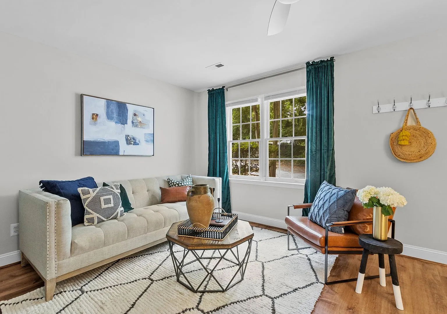 Spacious 1 Bed, 1 Bath apartment near Duke Campus and Hospital - Renovated & Pet Friendly! — Photo 1