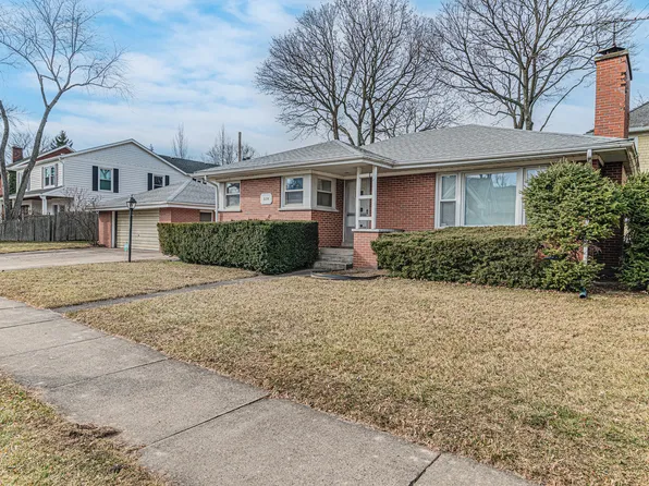 220 Wildwood Rd, Lake Forest, IL 60045