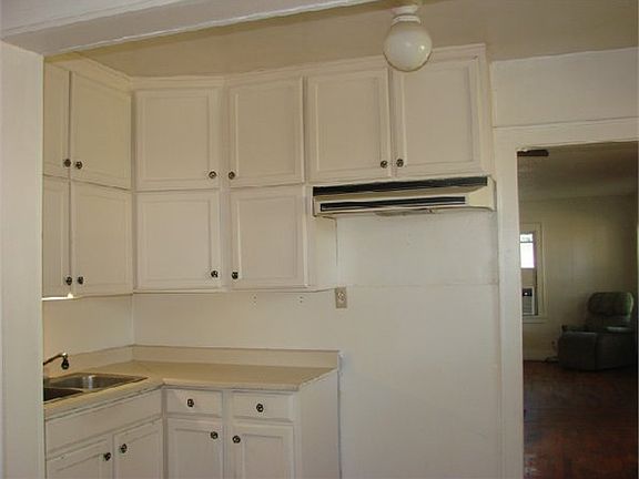 4th image of 300 N Western