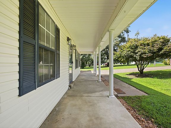 4th image of 115 Pin Oaks Ln