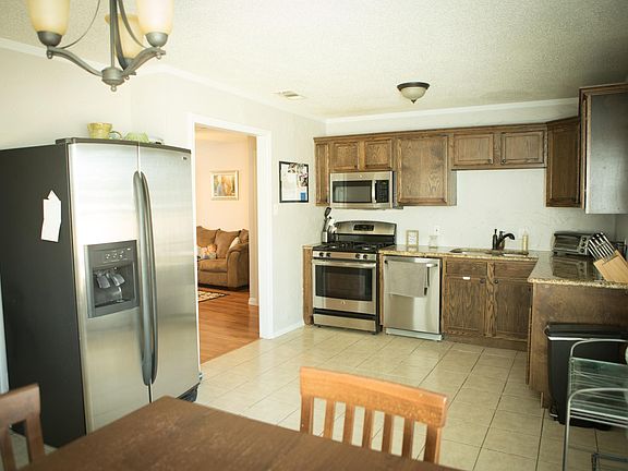 5th image of 3900 Winfield Ave