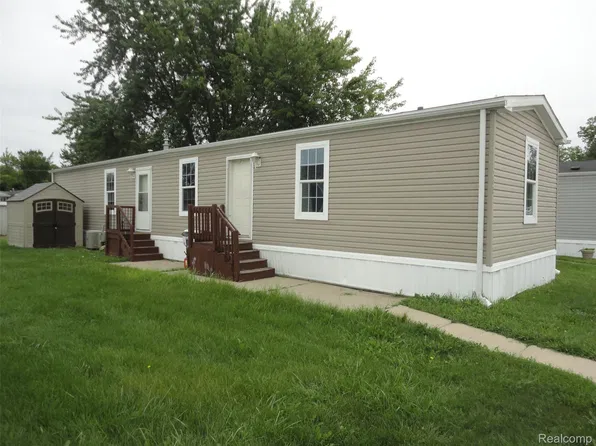 23630 Hickory Dr, Brownstown, MI 48174