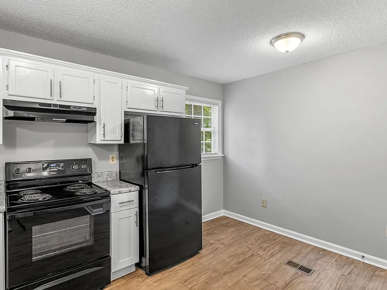 1811 Cody Ave — Photo 12