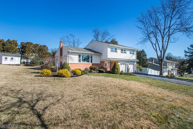 1st image of 10 Hemlock Dr
