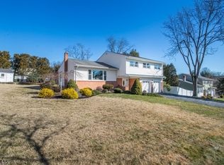 10 Hemlock Dr, Verona, NJ 07044