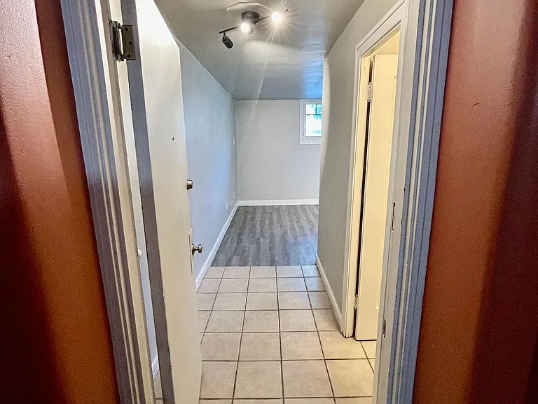 Pollyanna Apartments — Photo 35