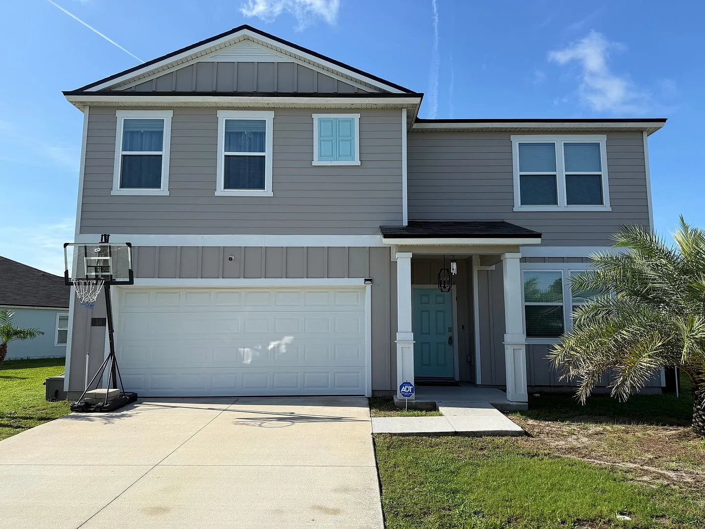 Large 5 Bedroom, 3 Bathroom Single Family Home — Photo 1