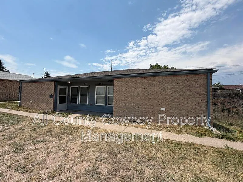 2 bed, 1.0 bath, 900 sqft, $1,100 — Photo 1