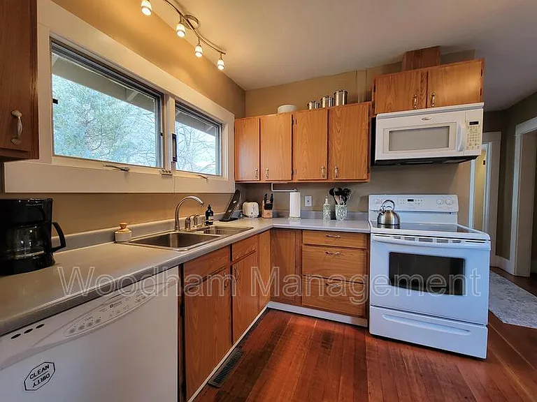 407 N Broadway Ave — Photo 5