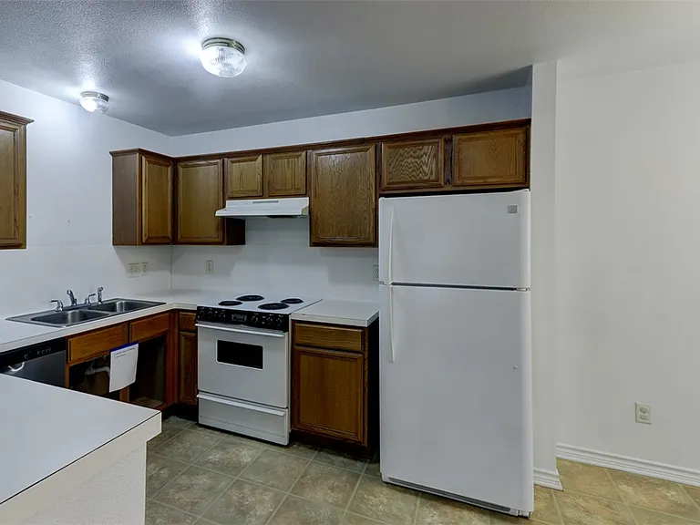 914 Sun Meadow St — Photo 9