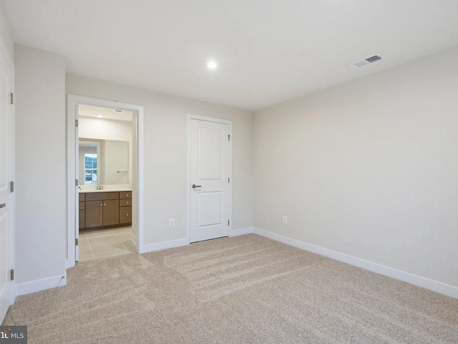 4 bed, 3.5 bath, 2255 sqft, $3,600 — Photo 4