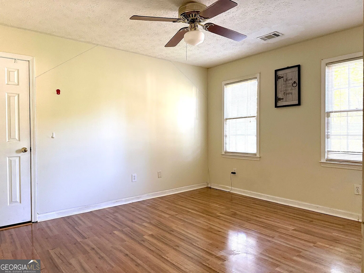 5 bed, 2.5 bath, 2138 sqft, $2,400 — Photo 2