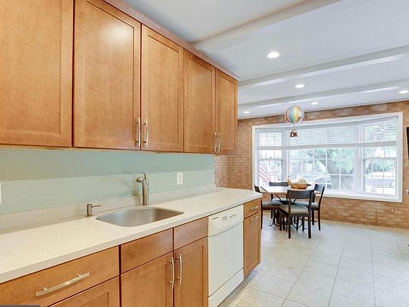 4th image of 10225 Fox Ln