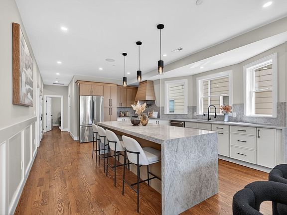 4th image of 557 Somerville Ave #2