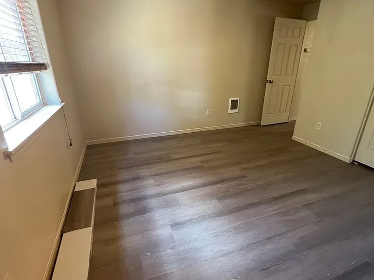 1431 NE Lucinda Ct — Photo 9