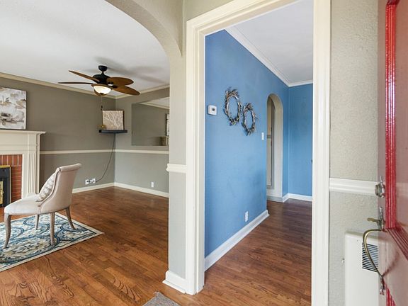 3rd image of 109 6th Ave NW