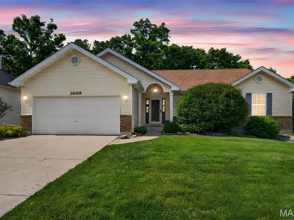 1009 Marions Cove Dr, Lake Saint Louis, MO 63367