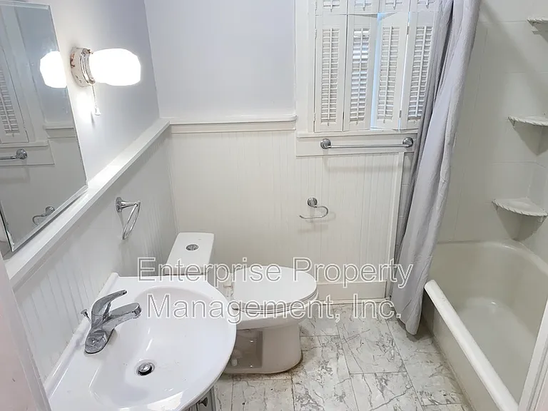 414 N Willett St — Photo 25