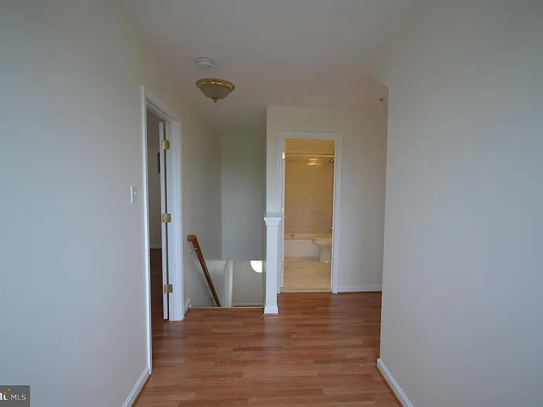 819 Royal Cres — Photo 19