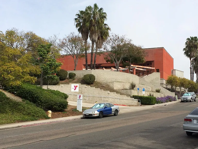 Unit is also conveniently located near VONS, Starbucks, Subway and other local shops