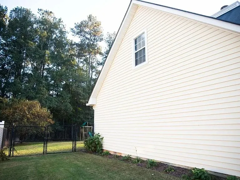 2070 Emerald Dr — Photo 24