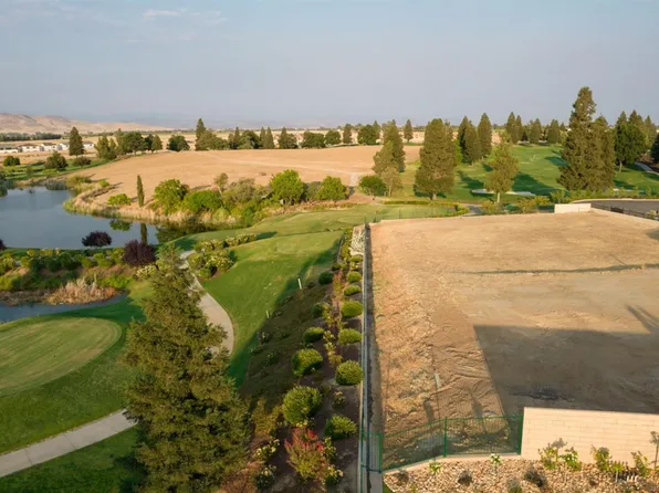 2490 E Copper Ridge Dr, Clovis, CA 93619