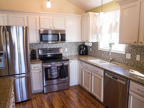3rd image of 1536 Yorkshire Ln