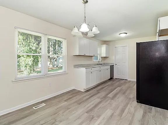 5th image of 108 Holland Cir