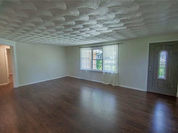 3rd image of 1405 Evelyn Ln