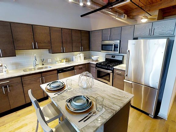 5th image of 400 E Illinois St #2BR