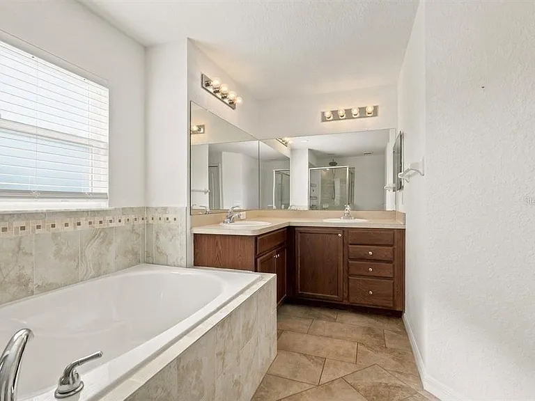 650 Hidden Lakes Ct — Photo 14