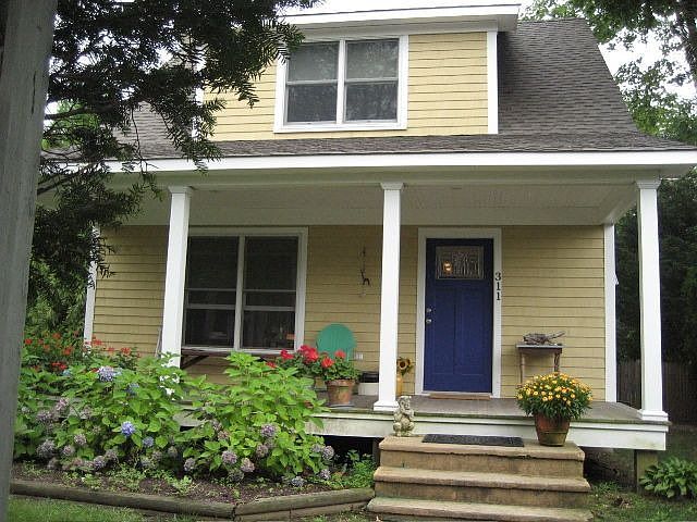 FRONT OF HOUSE