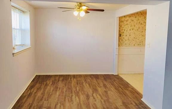3rd image of 9829 Wistaria St
